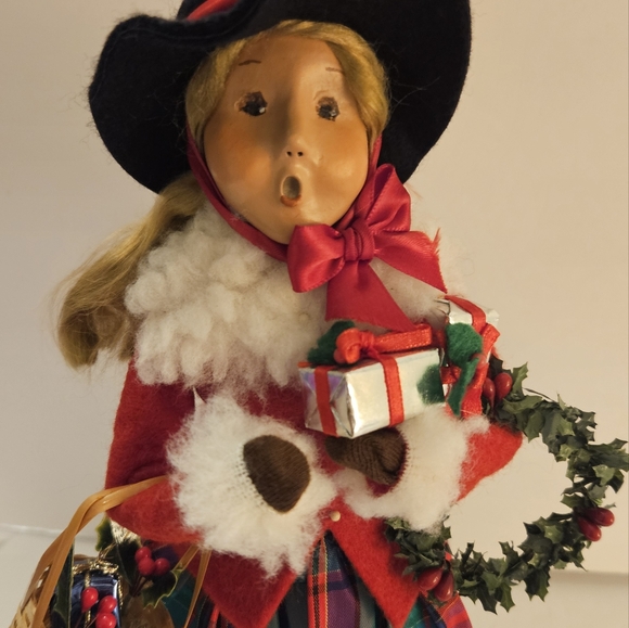 BYERS CHOICE GIRL CAROLER 2003 VICTORIA  25TH ANNIVERSARY  Wreath Present Basket - Picture 3 of 10